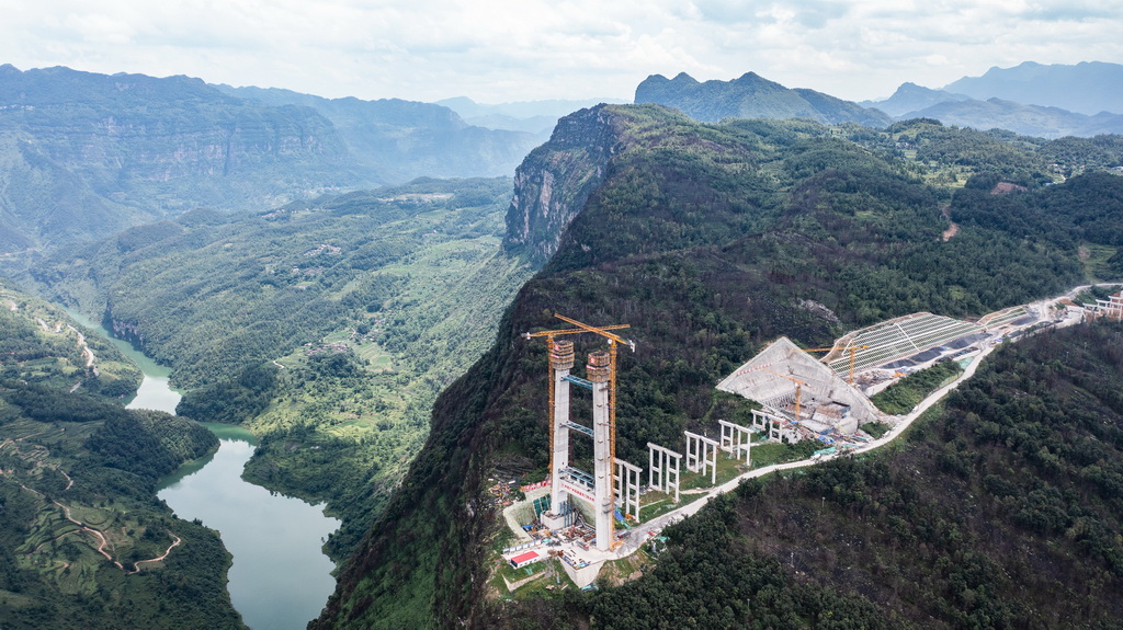 這是7月17日拍攝的建設中的安盤高速天門特大橋（無人機照片）。