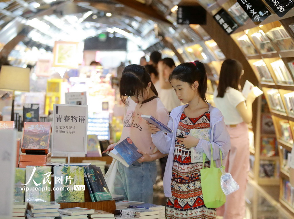 7月22日，在江蘇揚州的鐘書閣書店，讀者在挑選書籍。