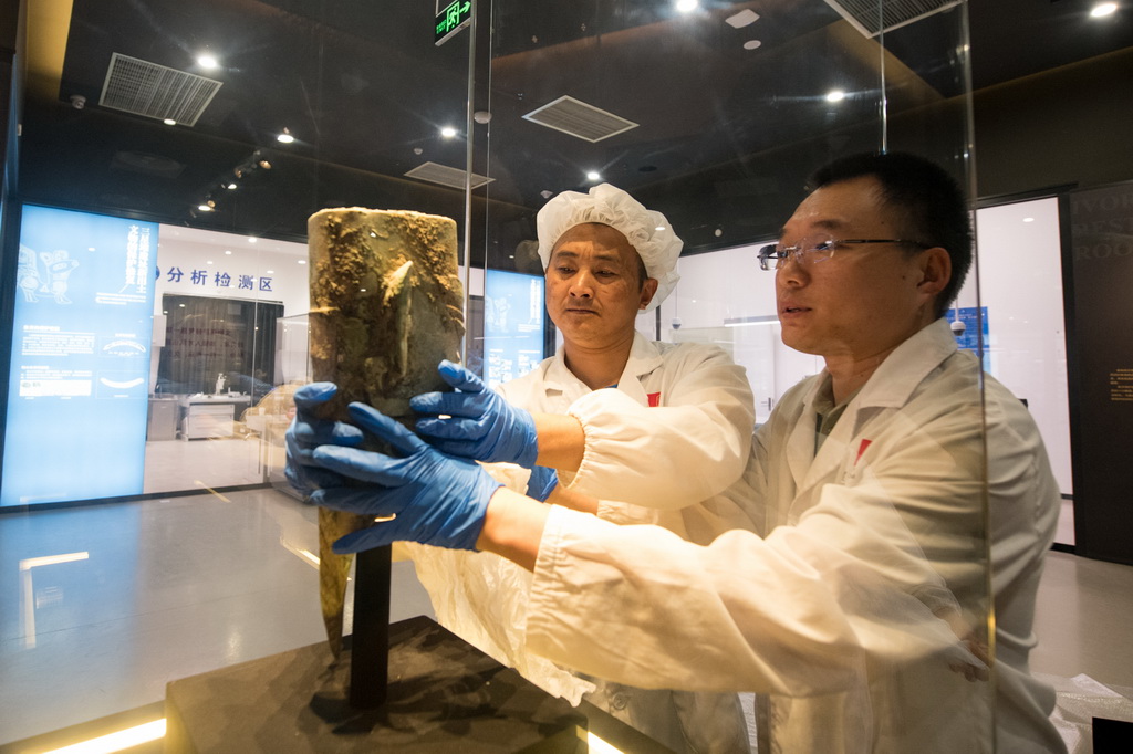 在三星堆博物館文物保護與修復館，工作人員在布置展品（7月21日攝）。新華社記者 唐文豪 攝