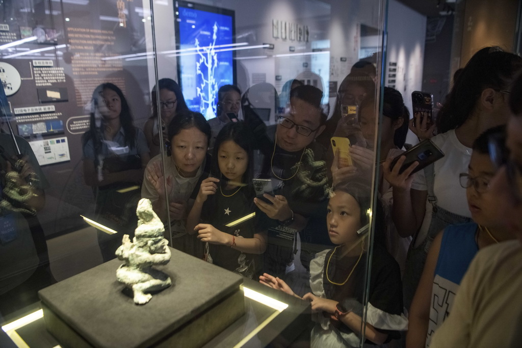 在三星堆博物館文物保護與修復館，游客在“匠心妙手——三星堆遺址新出土文物保護修復成果展示”試開放期參觀（7月22日攝）。新華社記者 唐文豪 攝