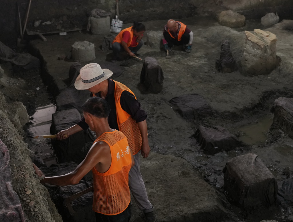 7月23日，考古工作者在浙江紹興越城區稽中遺址進行發掘工作。新華社記者 翁忻旸 攝