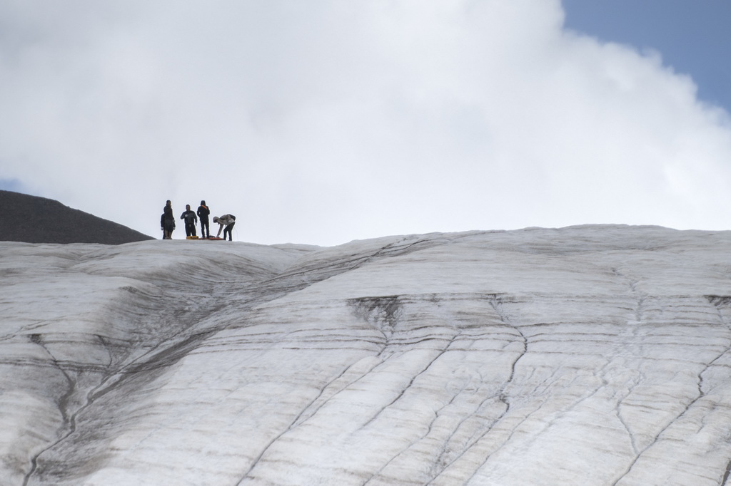 7月25日，在冬克瑪底冰川，科考隊員在進行冰川厚度探測及冰儲量匡算工作。新華社記者 伍志尊 攝