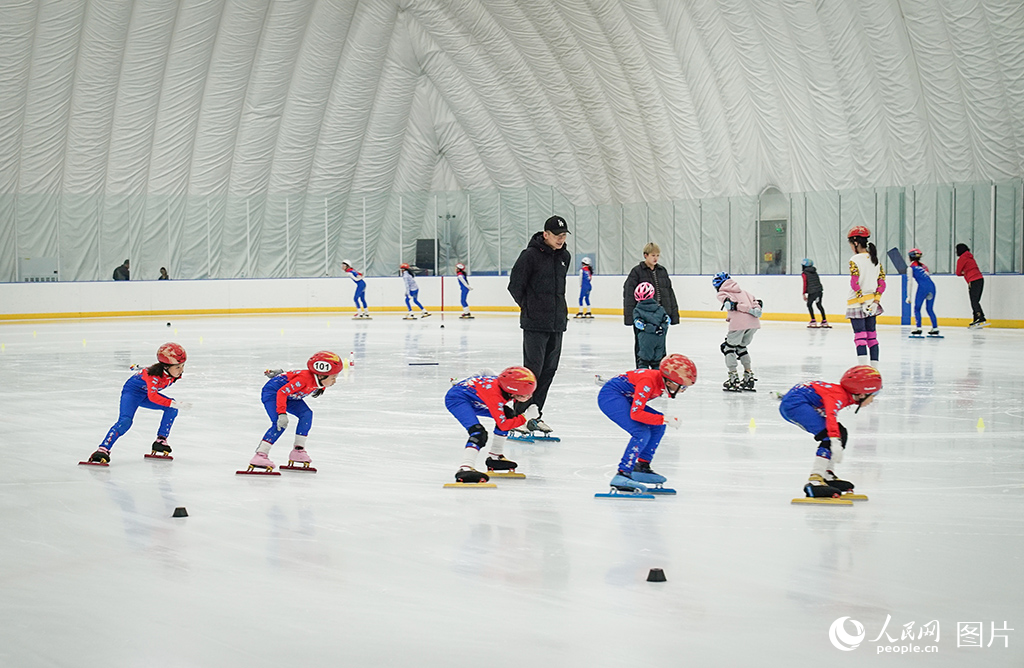  On July 23, at the Ice Sports Center in Daowai District, Harbin, children learned skating skills under the guidance of their teachers. Photographed by Su Jinggang, a reporter of People's Daily Online