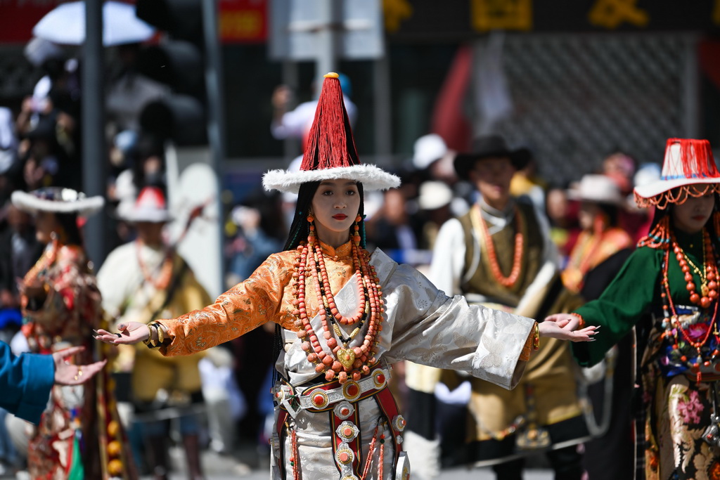 8月3日，在青海省果洛藏族自治州玛沁县，演员在文艺展演活动上表演。