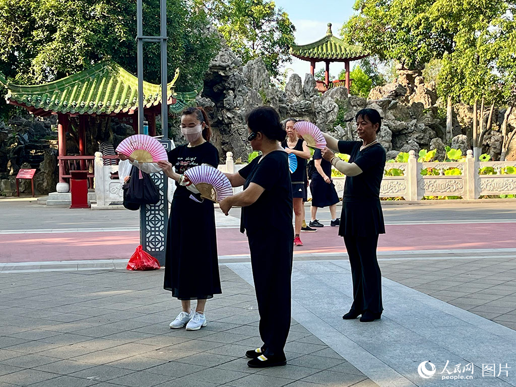 8月6日早上，武漢紫陽公園，市民正在學習廣場舞。人民網記者 張沛攝