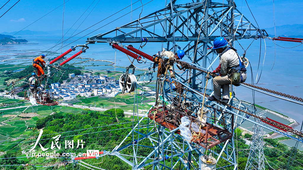 福建霞浦：高空架線施工忙