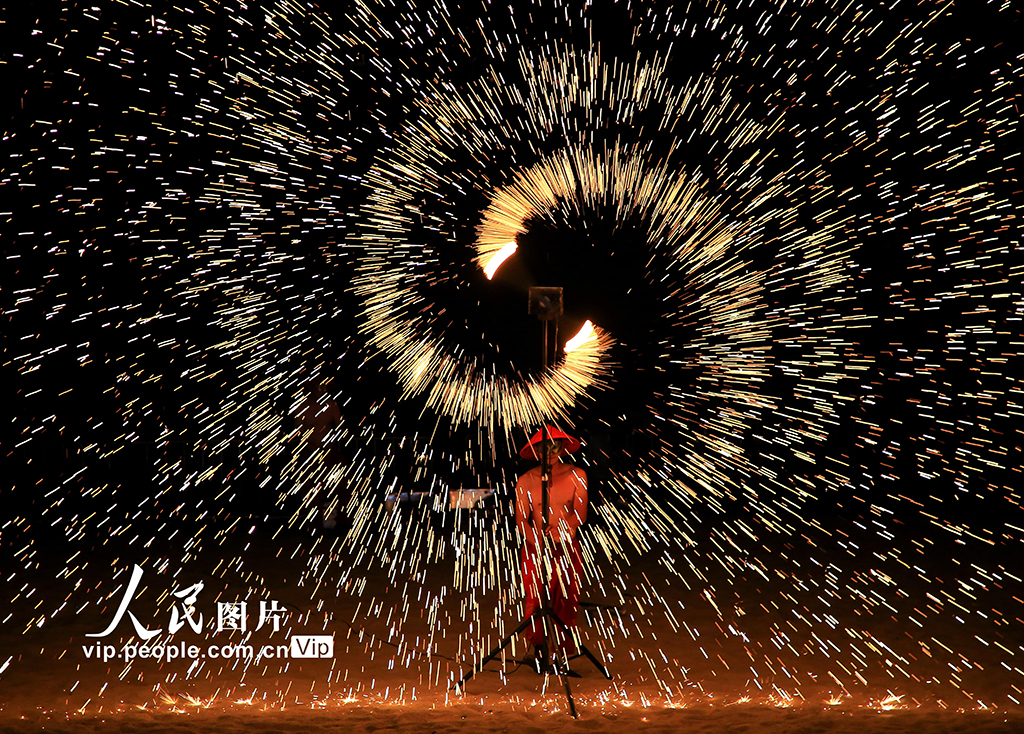 浙江玉環：非遺“打鐵花” 點亮“夜經濟”