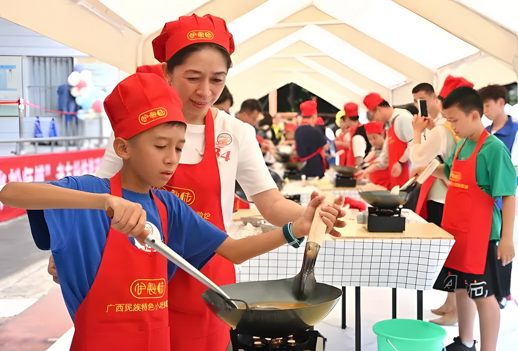 8月10日，孩子和家長在南寧市第一職業技術學校學煮老友粉。