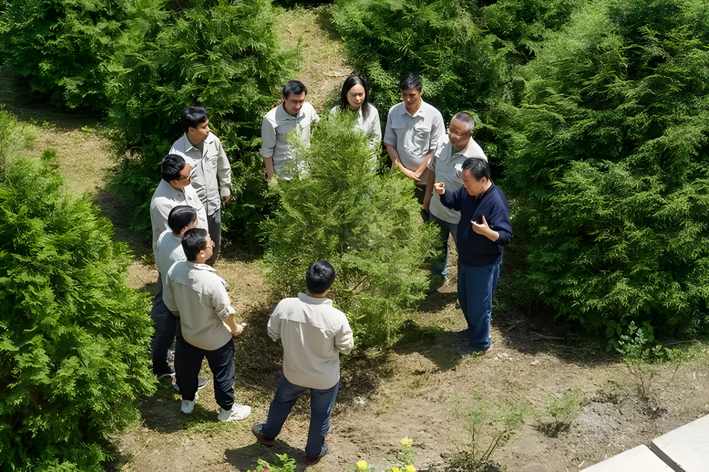 4月26日，在位於重慶市開州區溫泉鎮樂園村的重慶雪寶山國家級自然保護區崖柏繁育科研基地，工作人員與中國林業科學院專家郭泉水（右一）討論崖柏的繁育技術。新華社發