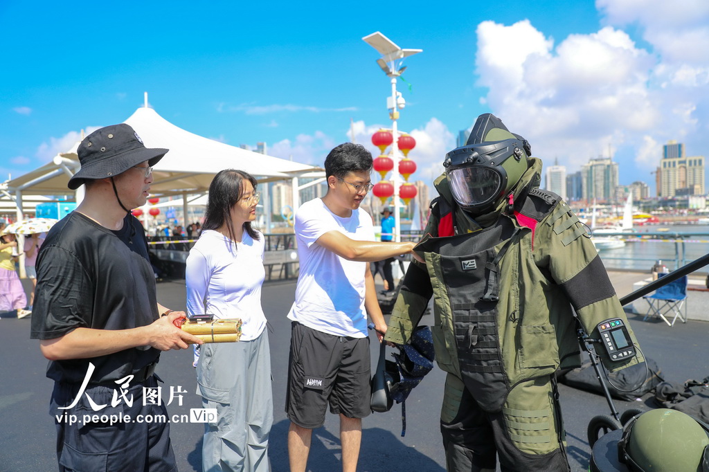 8月18日，市民在現場了解排爆服的構造。