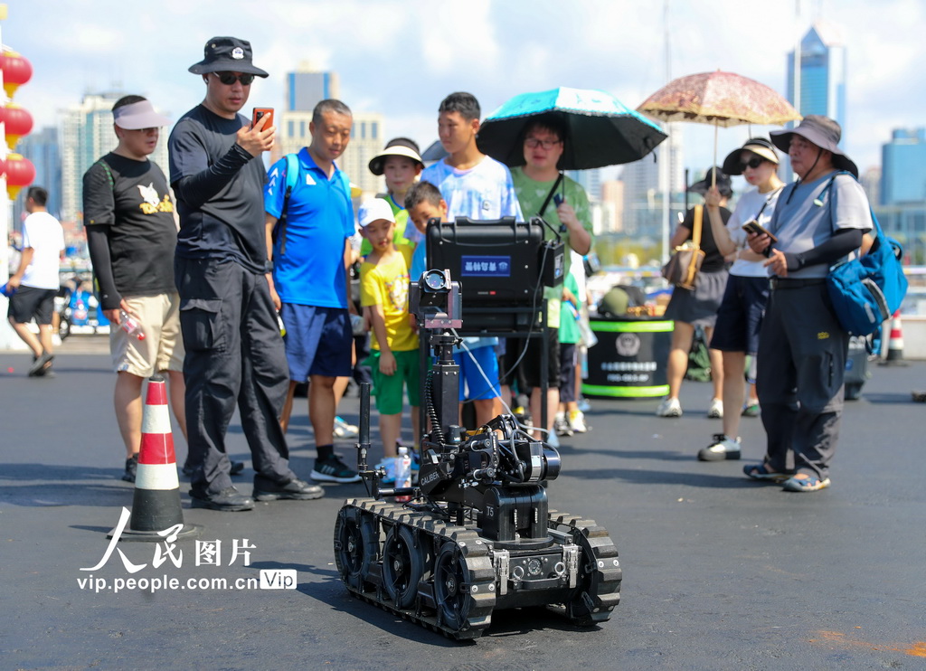 8月18日，小朋友在體驗排爆機器人如何工作。