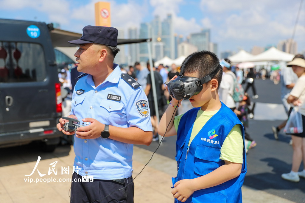 8月18日，小朋友體驗警用穿越機模擬飛行眼鏡。