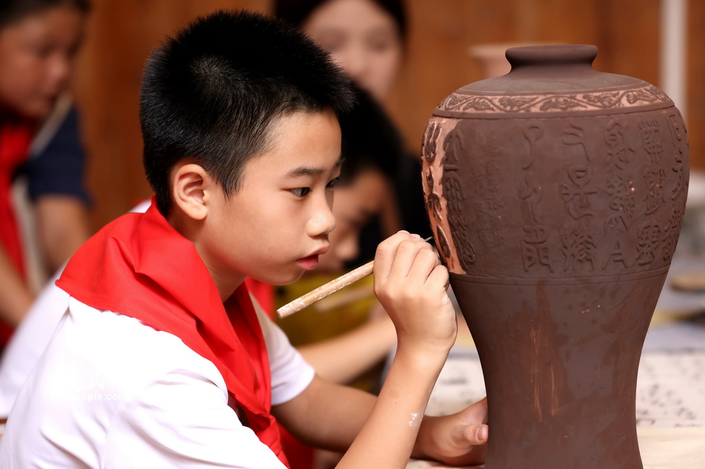 8月19日，學生在體驗烏金陶的制作技藝。