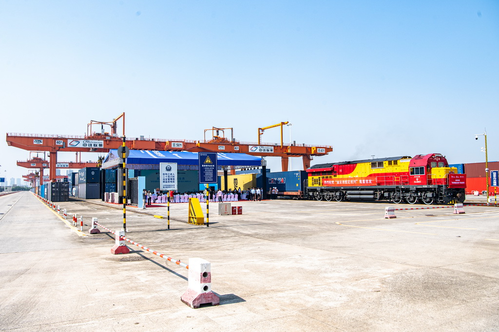 8��20�գ����ˡ������ͼ�����С��������Ž��վ�ȴ��������»������ ���� ��