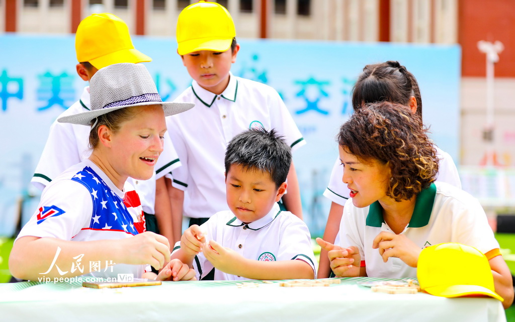 8月26日，福建省福清市百合小学第二校区，师生代表和美国友人一同体验陈氏组子细工制作技艺。