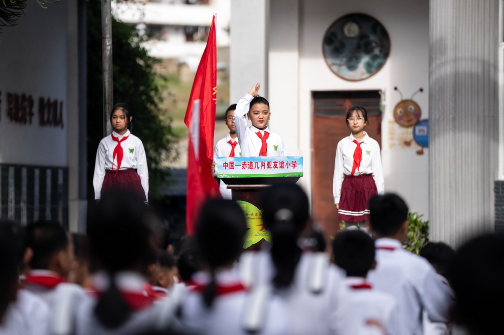 9月2日，在中國-赤道幾內亞友誼小學開學典禮上，一名學生代表圍繞中赤幾友誼主題講述感想。