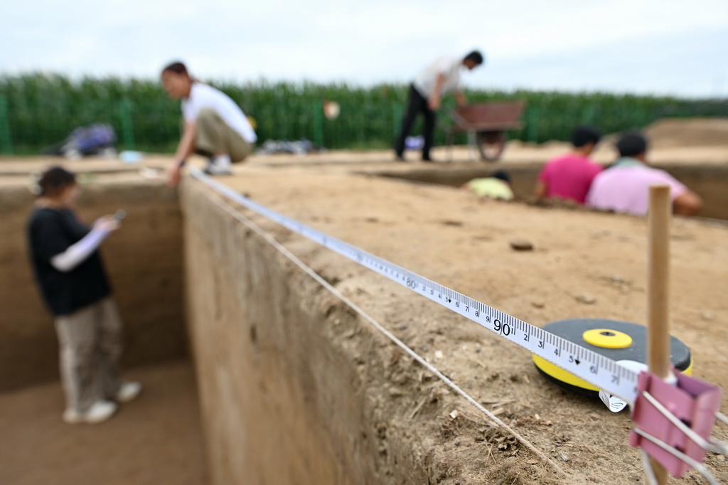 9月5日，考古队员在柏人城遗址第五次考古发掘现场进行测量工作。