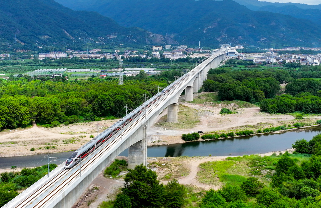 9月6日，杭溫高鐵列車行駛在仙居縣境內的線路上（無人機照片）。新華社發（孫金標攝）