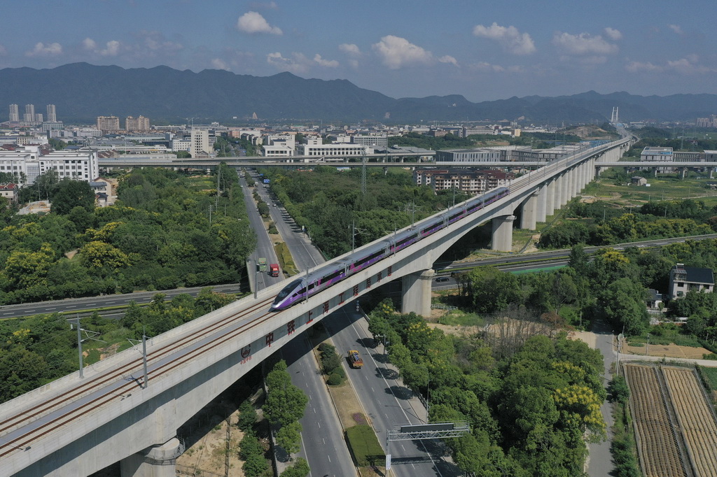 9月6日，G9505次高鐵列車行駛在杭州市桐廬縣境內的杭溫高鐵跨杭黃鐵路特大橋上（無人機照片）。新華社記者 黃宗治 攝