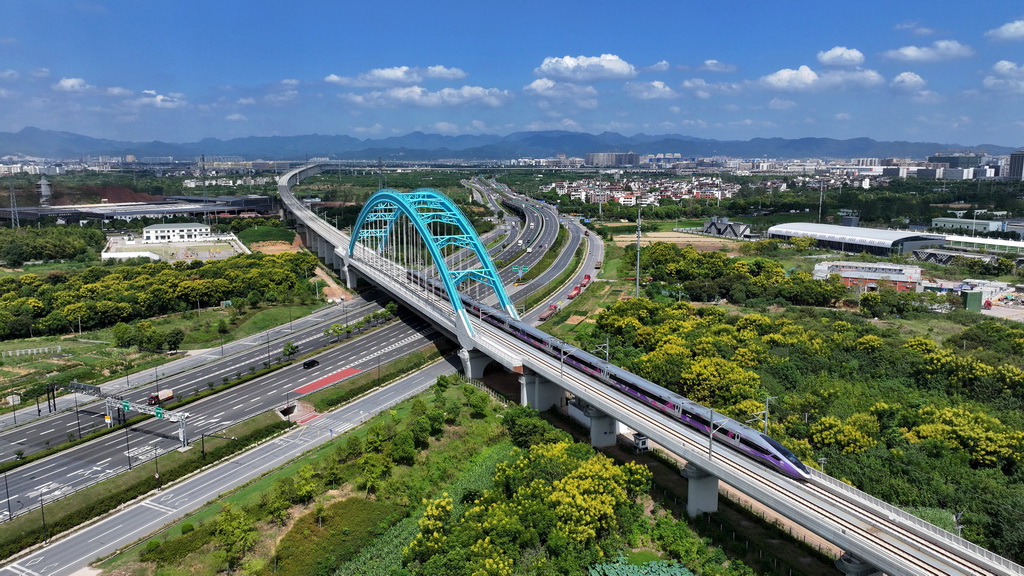 9月6日，杭溫高鐵列車行駛在義烏市境內的線路上（無人機照片）。新華社發（呂斌攝）