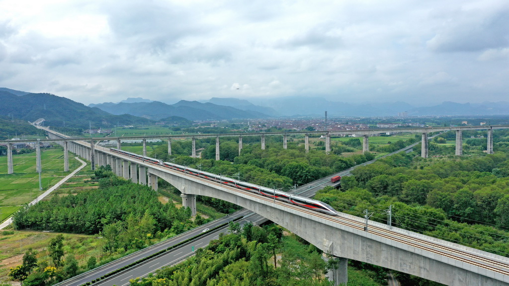 9月6日，杭溫高鐵列車行駛在仙居縣境內的線路上（無人機照片）。新華社發（王華斌攝）