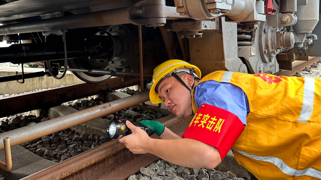 在欽州供電段動力設備車間，一名青年突擊隊員在全面檢查接觸網作業車（9月5日攝）。