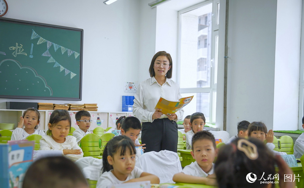  On September 9, at Huayuan Primary School in Harbin, Heilongjiang Province, the Chinese teacher was giving lessons to the second grade pupils. Photographed by Zhang Zhexin, reporter of People's Daily Online