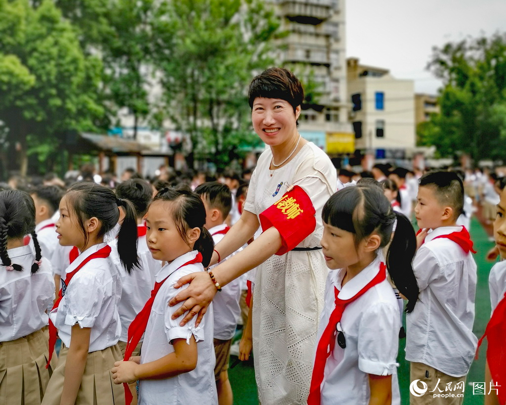 近日，浙江省溫州市一所小學內，值日教師在整理課間操的隊列。人民網記者 葉賓得攝