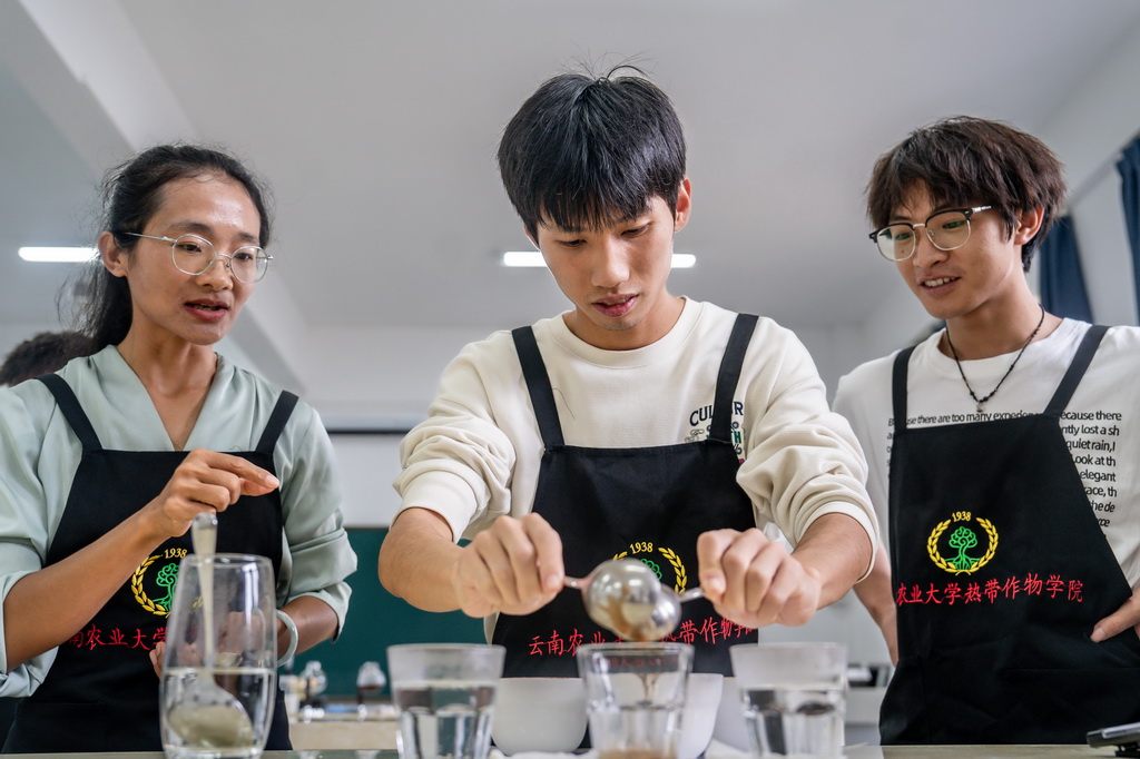 9月10日，雲南農業大學熱帶作物學院咖啡專業學生在咖啡認知課上體驗咖啡杯測。