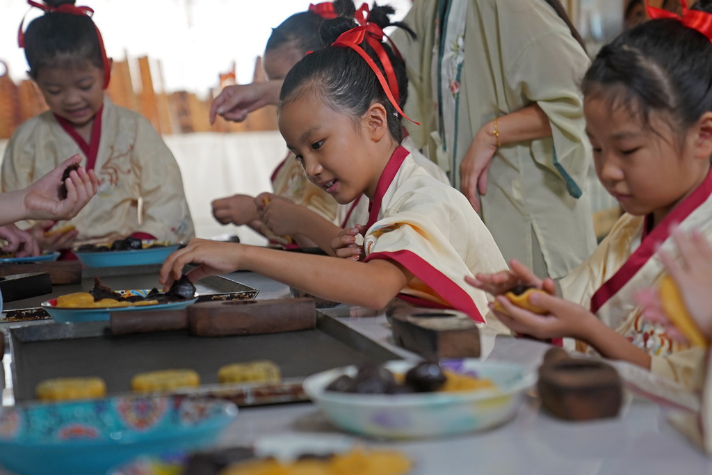 9月11日，孩子們在活動上體驗傳統手工月餅制作。