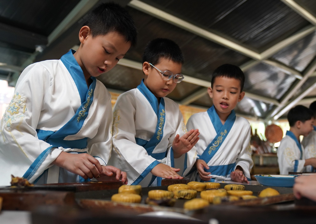 9月11日，孩子們在活動上體驗傳統手工月餅制作。