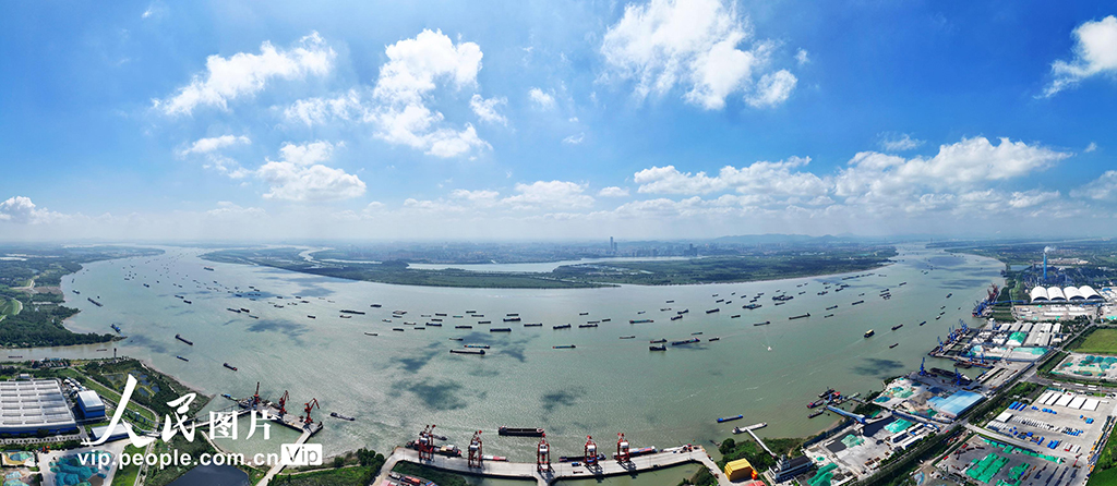 江蘇揚州：長江水道運輸忙