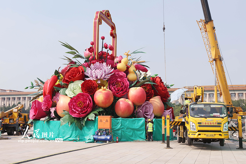 天安门广场“祝福祖国”大花篮搭建进行中