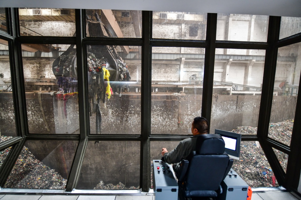 9��19�գ���ɽ�����ϼ��ܻ����Ƽ����޹�˾��������Ա�ڿ������ڲ����豸����������