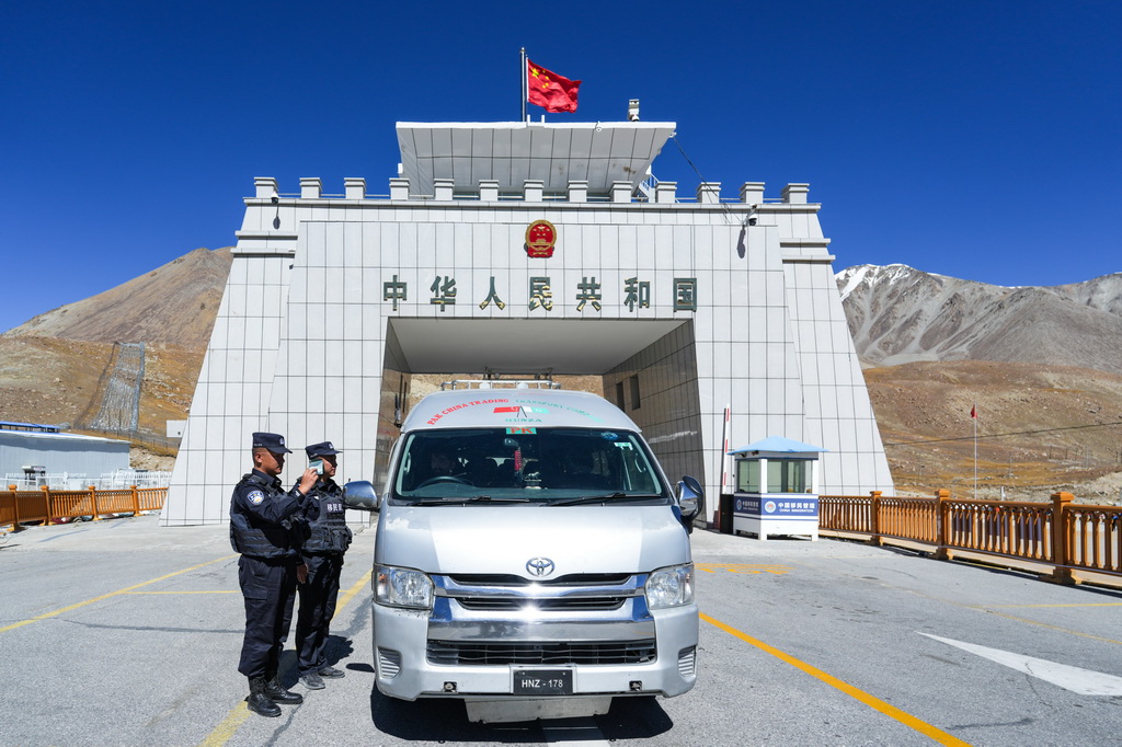 9月23日，新疆出入境边防检查总站红其拉甫边检站民警对出境车辆进行查验。新华社发（依热凡江摄）