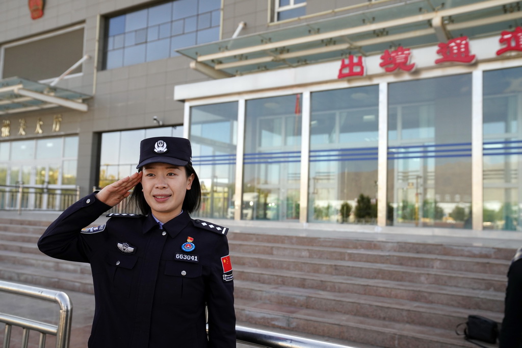 9月20日，新疆出入境边防检查总站红其拉甫边检站民警张瑾在口岸执勤。新华社记者 赵宇思 摄