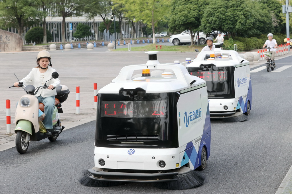 浙江德清：無人駕駛清掃車上崗