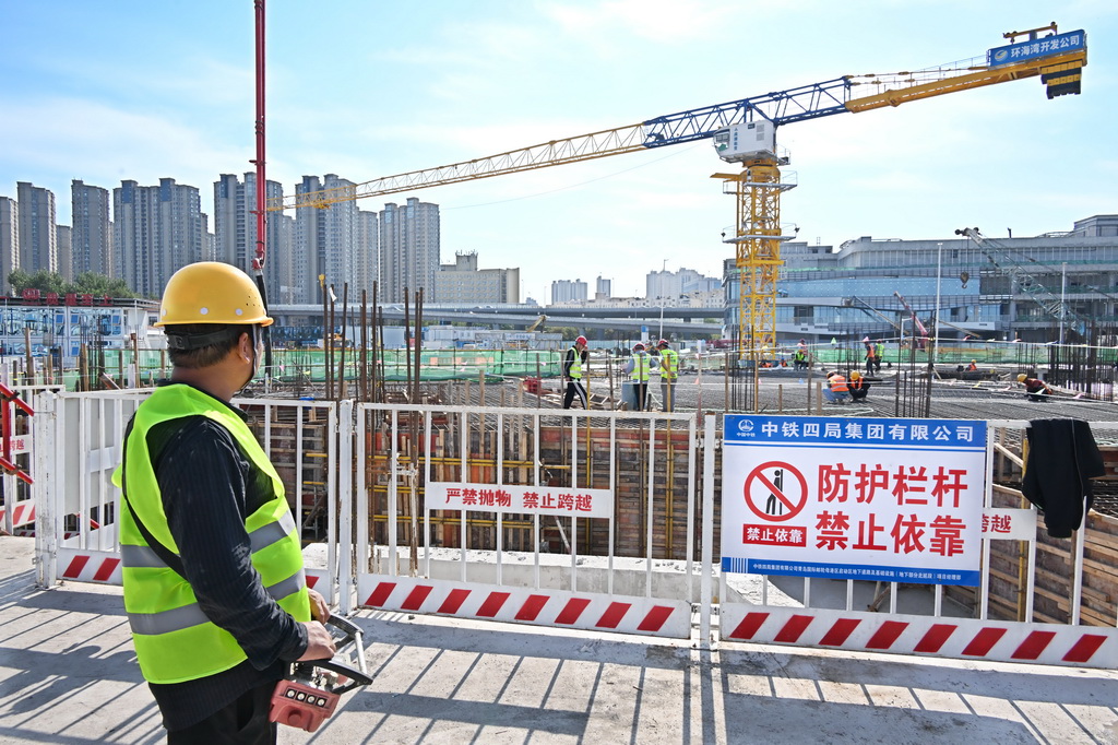 9月28日，中铁四局建设者操作混凝土浇筑设备。