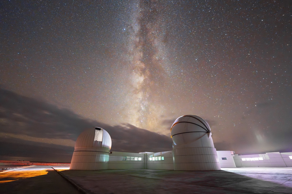 在青海省海西州茫崖市冷湖镇，星空下的冷湖实验室仰望星河。陈柏全摄