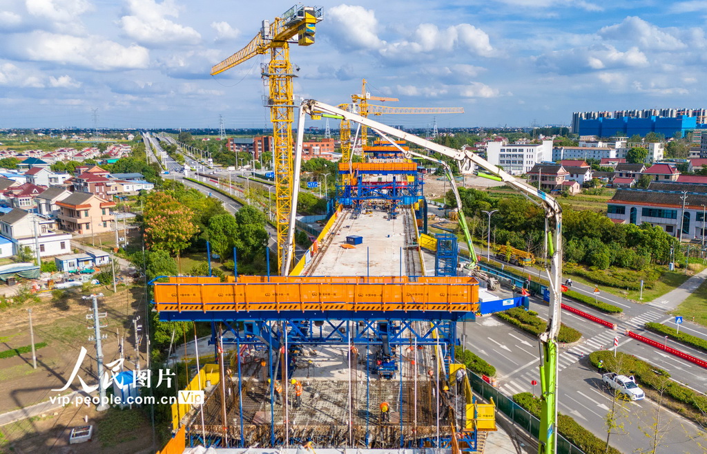 10月2日，拍攝於江蘇省南通市通州區的滬渝蓉高鐵南通特大橋建設現場，工人正在緊張施工中。