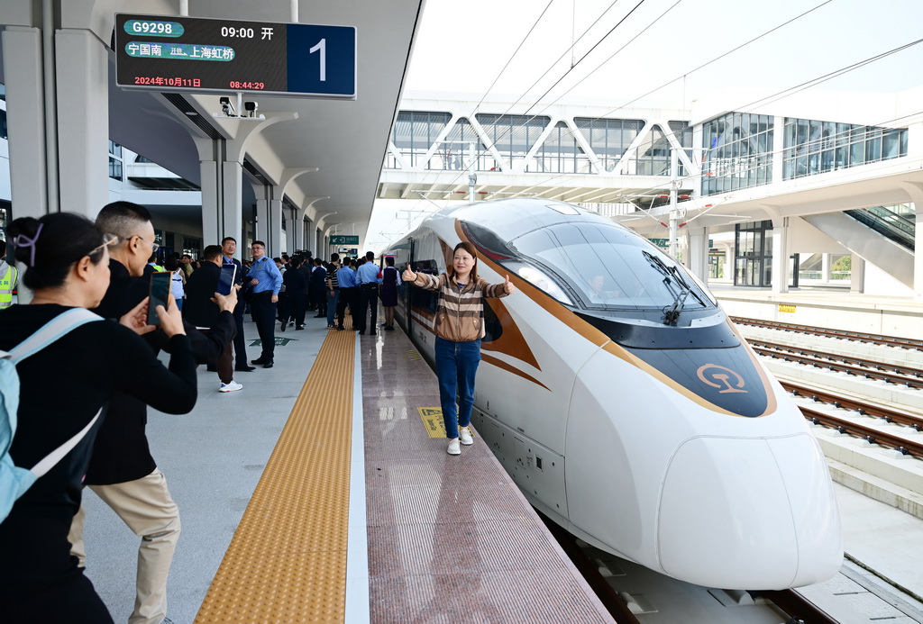 10月11日，乘坐宣績高鐵首發列車G9298次的旅客在寧國南站拍照留念。