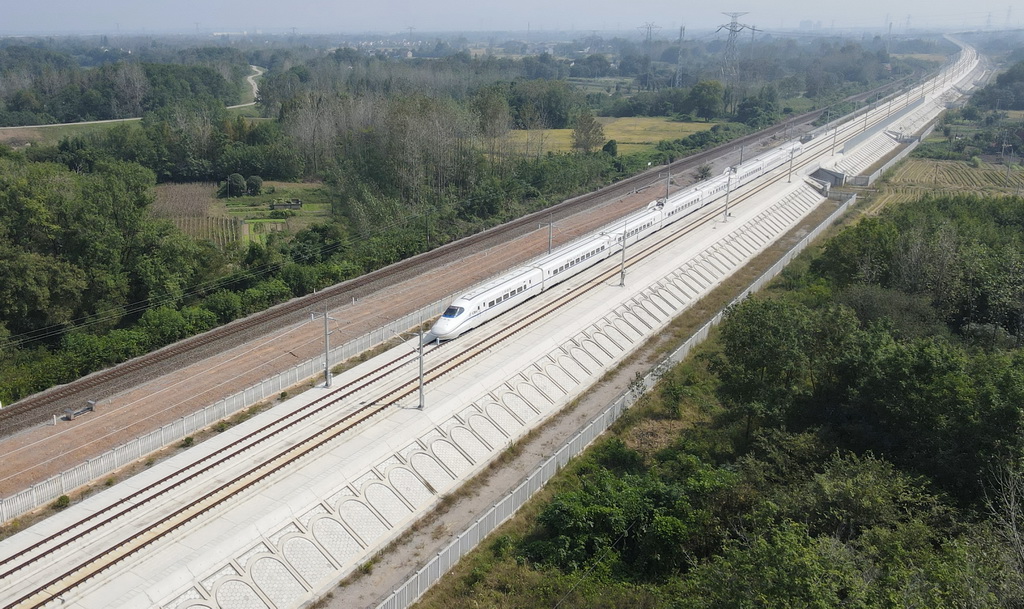 10月11日，列車行駛在宣績高鐵線路上（無人機照片）。