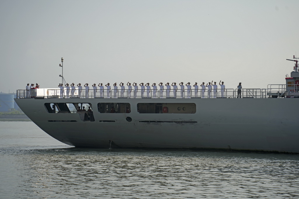 10月12日，中國海軍戚繼光艦抵達孟加拉國吉大港。新華社發