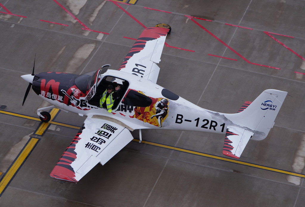 10月13日，在陝西神木機場，參與“飛越長城”航空文化活動的飛行員毛作棟准備起飛。