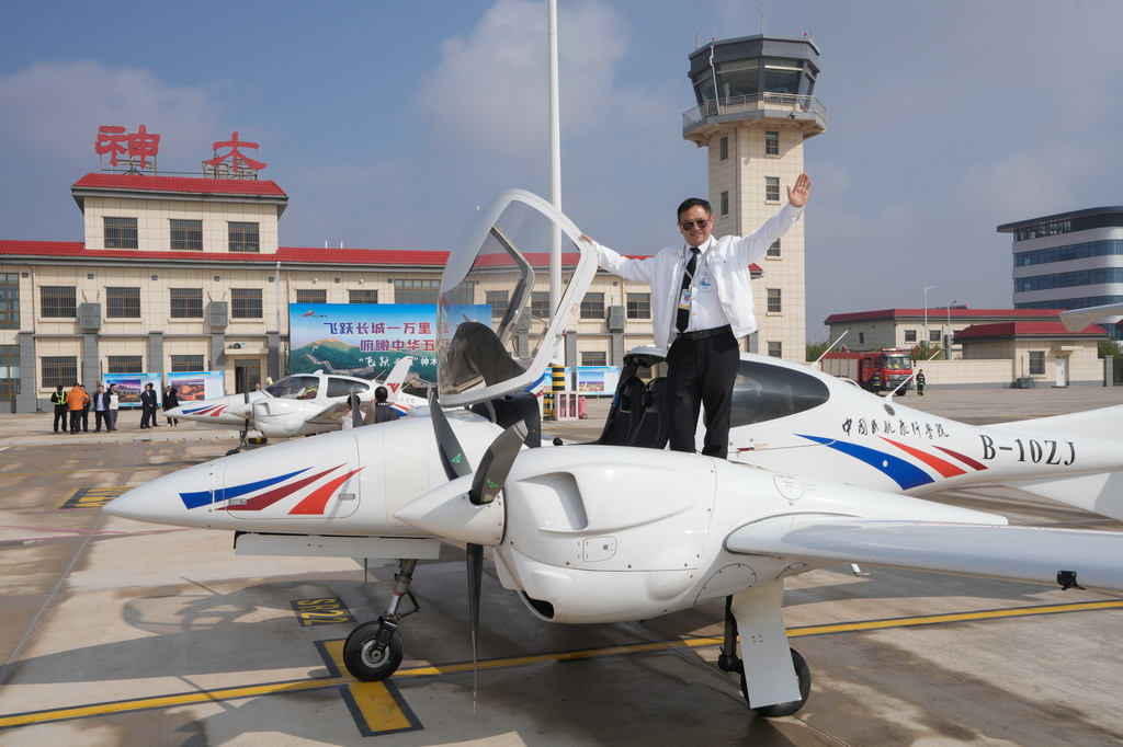 10月13日，在陝西神木機場，參與“飛越長城”航空文化活動的飛行員張博登機准備起飛。