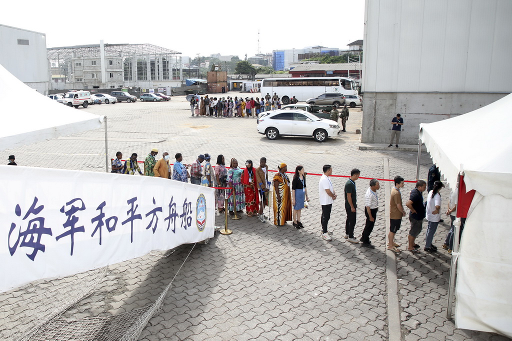 10月10日，中國海軍“和平方舟”號醫院船在喀麥隆開展活動，當地民眾排隊就診。