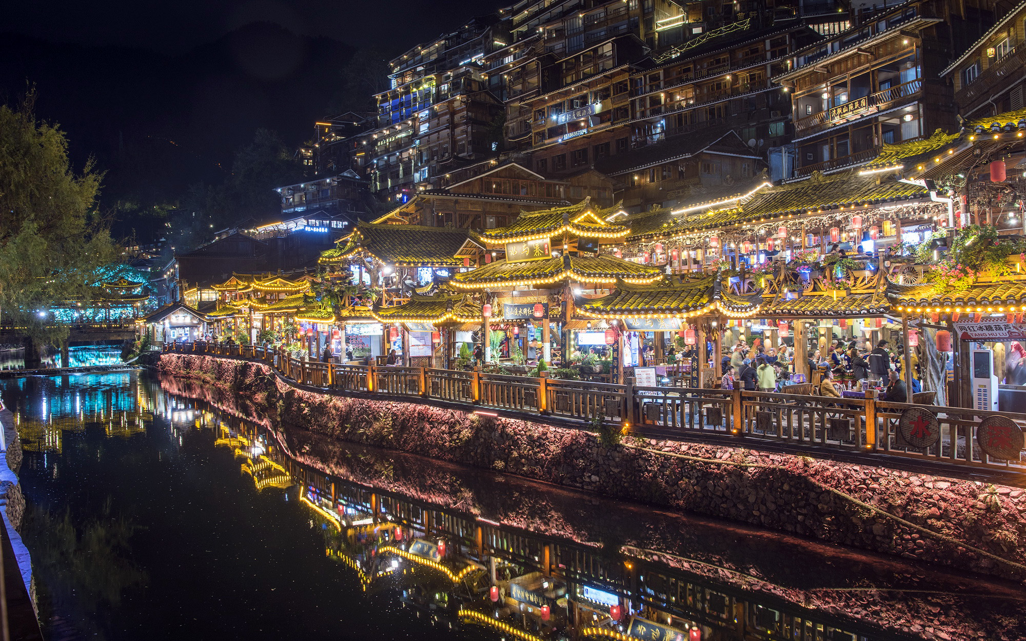 贵州雷山：西江千户苗寨夜景璀璨