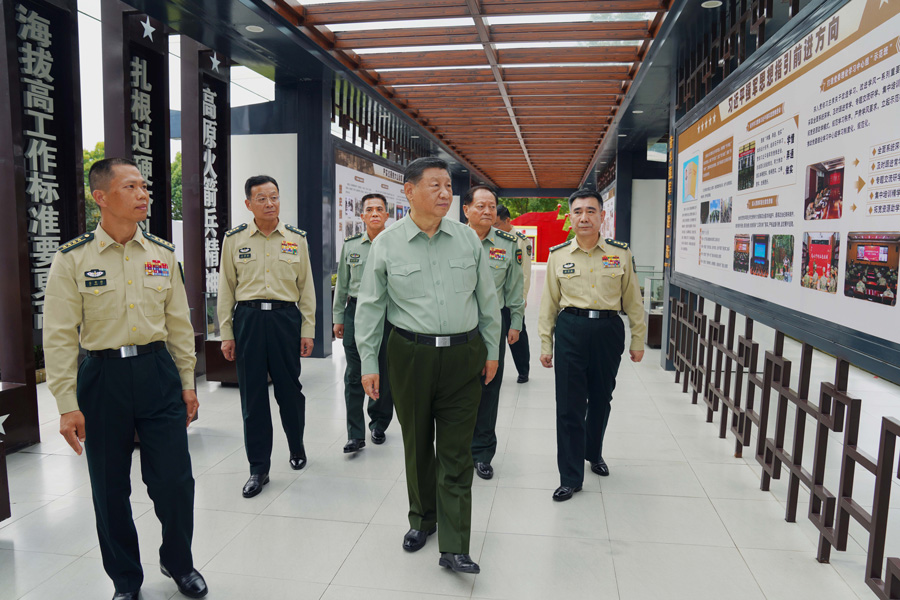 习近平观察火箭军某旅