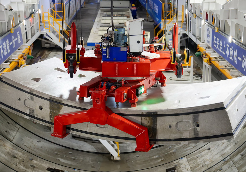 10月20日，在上海沪渝蓉高铁崇太长江隧道施工现场，“领航号”盾构机进行管片吊装作业。