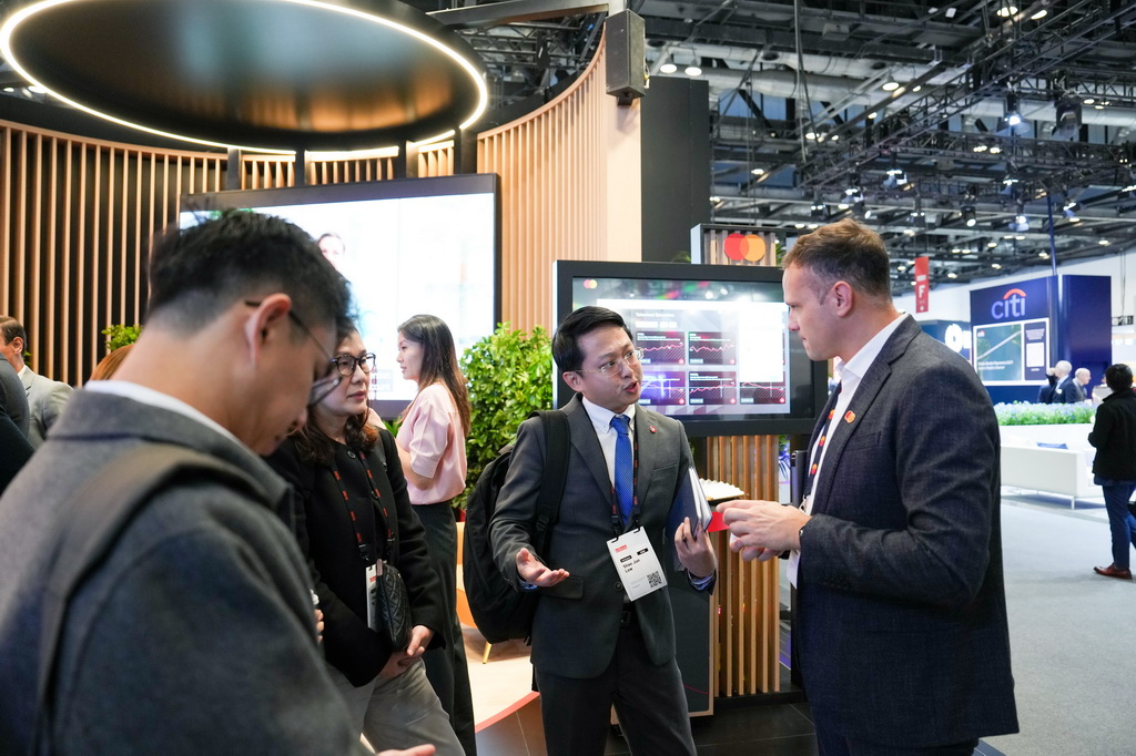 10月21日，与会嘉宾在SWIFT国际银行业运营大会2024年会万事达展位参观交流。